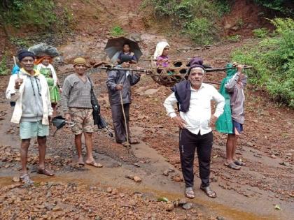 There is neither road nor health center in Ghonsapur village, Distressing situation near the Chief Minister's village | Satara: अर्धांगवायूचा झटका, बांबूचं डालगं अन् सात किलोमीटरची पायपीट!, मुख्यमंत्र्यांच्या गावाजवळचं विदारक चित्र