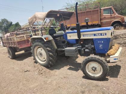 Lockdown continues illegal sand dunes; The tractor driver absconded | लॉकडाऊनमध्येही अवैध वाळू उपसा सुरूच; ट्रॅक्टर चालक फरार 