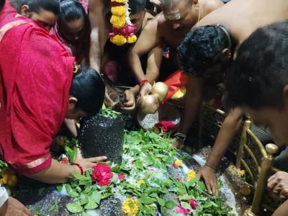Huge crowd of devotees at Shri Ghrishneshwar temple on Shravani Monday, a rush of Shiva devotees | पहिल्या श्रावणी सोमवारी श्री घृष्णेश्वर मंदिरात भाविकांची प्रचंड गर्दी, शिवभक्तांची वर्दळ