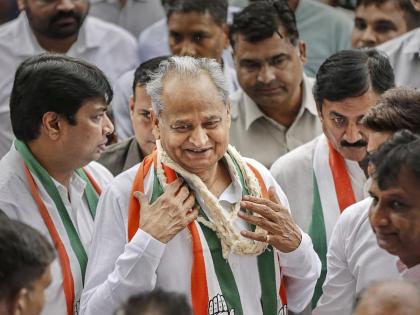 Congress leadership still angry with Ashok Gehlot? Kamal Nath, Bhupesh Baghel were sent for the funeral of Mulayam Singh | गेहलोत यांच्यावर अद्यापही काॅंग्रेसचे नेतृत्व नाराज? मुलायम सिंह यांच्या अंत्यसंस्कारासाठी कमलनाथ, भूपेश बघेल यांना पाठविले 