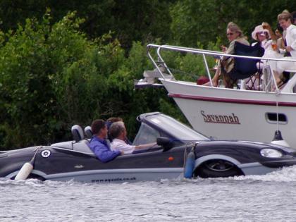 james bond's amphibian car 'Aquada' | बॉण्डपटातील उभयचर कार 'Aquada'ची कमाल