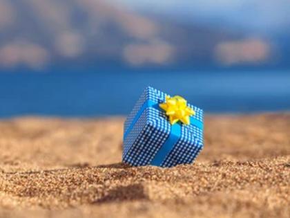 Found a gift box while walking on the beach, shocked upon opening it, went straight to the police station, what was really inside? | समुद्र किनारी फिरताना सापडला गिफ्ट बॉक्स, उघडून बघताच बसला धक्का, थेट गाठलं पोलीस ठाणं, आतमध्ये नेमकं होतं काय? Found a gift box while walking on the beach, shocked upon opening it, went straight to the police station, what was really inside? | समुद्र किनारी फिरताना सापडला गिफ्ट बॉक्स, उघडून बघताच बसला धक्का, थेट गाठलं पोलीस ठाणं, आतमध्ये नेमकं होतं काय?
