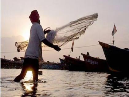 Fishing banned at Girgaum Chowpatty? Fishermen ordered to remove boats as port closed | गिरगाव चौपाटीवर मासेमारीस मज्जाव? बंदर बंद झाल्याने बोटी हटविण्याचे मच्छीमारांना आदेश
