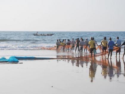 The tribal sailors sail to the port of the kingdom | आदिवासी खलाशी परराज्यातील बंदराकडे रवाना