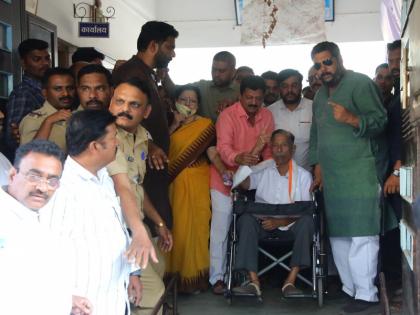 Girish Bapat exercised his right to vote with tubes in his nose, oxygen cylinder, wheel chair | नाकात नळ्या, ऑक्सिजन सिलेंडर, व्हिलचेअर वरून गिरीश बापटांनी बजावला मतदानाचा हक्क