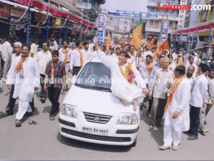 Rally from Kasba Constituency girish bapat directly on the bonnet on the last day of the campaign | किस्सा निवडणुकीचा! कसबा मतदार संघातून रॅली; प्रचाराच्या शेवटच्या दिवशी बापट थेट बॉनेटवर