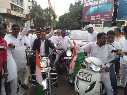 Girish Mahajan in Tiranga bike rally on behalf of Nashik BJP | नाशिक भाजपाच्या वतीने तिरंगा बाईक रॅलीत गिरीश महाजन झाले स्वार