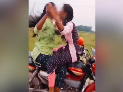 Romance of two young girls on a running bike, Kiss and hug; video went viral | धावत्या बाईकवर दोन तरुणींचा रोमान्स, Kiss अन् मिठी; व्हिडिओ व्हायरल...