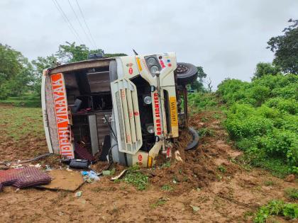 Sleeper Coach Travels accident on mul-chandrapur route, luckily all passengers safe | स्लीपर कोच ट्रॅव्हल्सचा अपघात, सुदैवाने सर्व प्रवासी सुखरूप