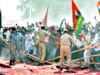 Confusion at Rahul, Akhilesh's campaign rally; Excited to meet the leaders, people broke through the barricades and onto the stage | राहुल, अखिलेश यांच्या प्रचारसभेत गोंधळ; नेत्यांना भेटण्यासाठी उत्साहाच्या भरात लोक बॅरिकेड्स तोडून मंचावर  