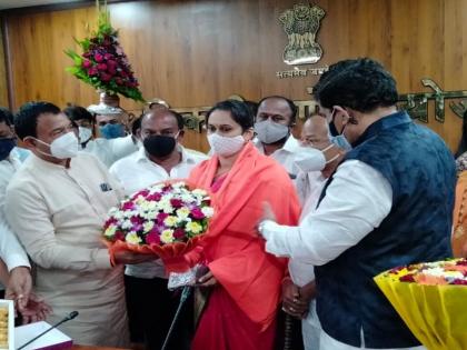 Shiv sena's Pushpa borhade patil is new president of Thane Zilla Parishad | ठाणे जिल्हा परिषदेत विरोधी पक्षच संपले; अध्यक्ष पदी शिवसेनेच्या पुष्पा बोऱ्हाडे पाटील बिनविरोध 