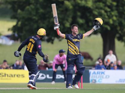 Chris Cooke T20 Hundred 113 in 41 balls with 7 sixes and 12 fours watch power hitting batting video in Vitality Blast T20 | खतरनाक! ७ षटकार, १२ चौकार... गोलंदाजांना धू धू धुतलं... ठोकलं पहिलं T20 शतक!