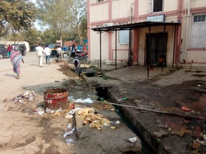 odour in government hospital due to sewage water | नालीच्या सांडपाण्यामुळे 'सर्वोपचार'मध्ये दुर्गंधी; रुग्णांच्या आरोग्याला धोका