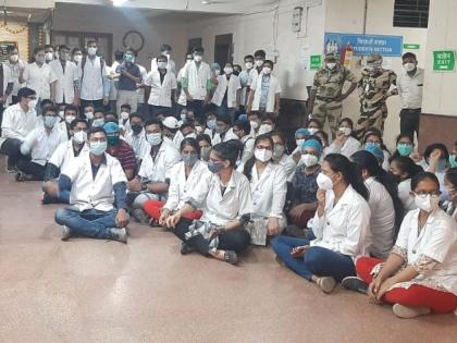 Akola GMC: Movement called by intern doctors; Sit outside the Dean's office | Akola GMC : आंतरवासिता डॉक्टरांनी पुकारले आंदोलन; अधिष्ठातांच्या कार्यालयाबाहेर ठिय्या 