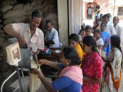 Late arrival of grain has caused a flurry of customers in ration shops | उशिरा धान्य आल्याने रेशनिंग दुकानांत ग्राहकांची उडाली झुंबड