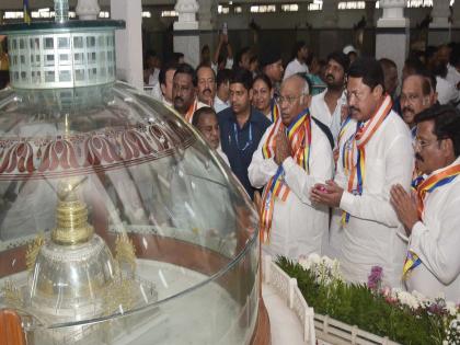 We will continue to fight to save the Constitution says Mallikarjun Kharge | संविधान वाचविण्यासाठी आम्ही लढत राहू - मल्लिकार्जुन खरगे