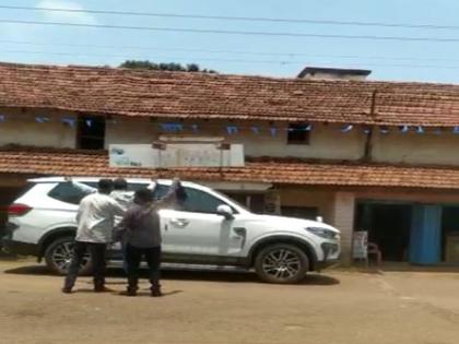 Sunil Mendhe's protest by showing black flags at Navegaonbandh | सुनील मेंढे यांचा नवेगावबांध येथे काळे झेंडे दाखवून निषेध 