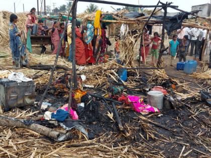 Fire at the skulls of sugarcane workers | ऊसतोड मजुरांच्या खोपट्यांना आग, म्हैस व रेडकांचा जळून मृत्यू