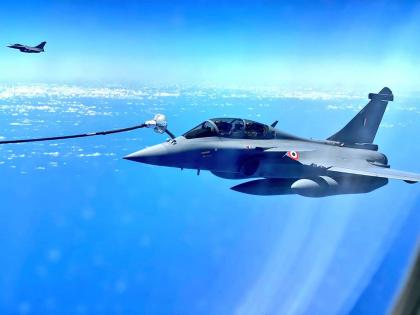 All five Rafale planes refueled in the air | भारतभूमीवर पोहोचण्याआधीच राफेलचे शक्तीप्रदर्शन; हवेतल्या हवेतच भरले इंधन