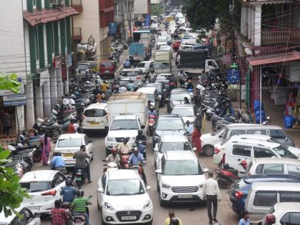 Customers rush to Panaji for Diwali shopping traffic jams at places | दिवाळीत खरेदीसाठी पणजीत उसळली ग्राहकांची गर्दी : ठिकठिकाणी वाहतूक कोंडी