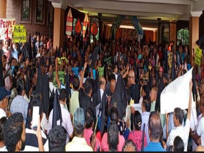 NILESH CABRAL HAD TO LEAVE PUBLIC PRESENTATION AFTER OPPOSE FROM HUGE CROWD AT MARGAO | Video - आंदोलकांकडून 'सीझेडएमपी'ला विरोध, निलेश काब्रालांचा घटनास्थळावरुन काढता पाय