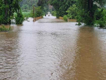 Road to Goa closed for traffic due to water inundation on Chandgad Bridge | Kolhapur: चंदगड पुलावर पाणी, गोव्याची वाहतूक बंद; १४ बंधारे पाण्याखाली Road to Goa closed for traffic due to water inundation on Chandgad Bridge | Kolhapur: चंदगड पुलावर पाणी, गोव्याची वाहतूक बंद; १४ बंधारे पाण्याखाली
