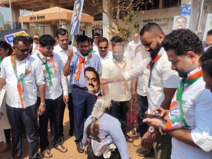 congress amit patkar claims modi govt forces lic to invest money and adani symbolic effigy burnt in goa | “मोदी सरकारने LICला पैसे गुंतवण्यास भाग पाडले”; गोव्यात अदानींच्या प्रतीकात्मक पुतळ्याचे दहन