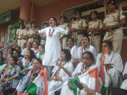 Goa women protest against the onion hike in Goa | गोव्यात कांदा दरवाढीच्या निषेधार्थ महिला काँग्रेसची फलोत्पादन महामंडळावर धडक