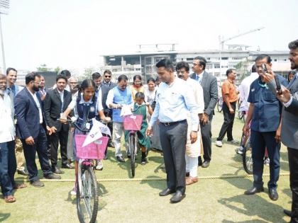 where there is no school bus there is a govt bicycle distribution to 250 students from tribal areas | जिथे स्कूलबस नाही, तिथे सरकारची सायकल; आदिवासी भागातील २५० विद्यार्थ्यांना वाटप