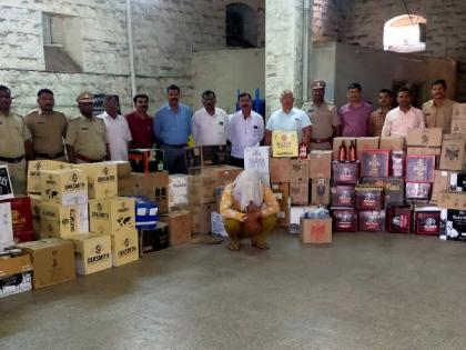 26 lakh Goa made liquor seized in Kolhapur | कोल्हापुरात गोवा बनावटीच्या मद्यसाठ्यासह ३० लाखाचा मुद्देमाल जप्त, एकास अटक