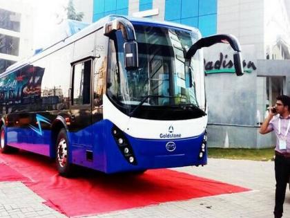 Tour of the Chief Minister and Transport Minister in the first electric bus in Goa | गोव्यात पहिल्या इलेक्ट्रीक बसमधून मुख्यमंत्री व वाहतूक मंत्र्यांचा फेरफटका