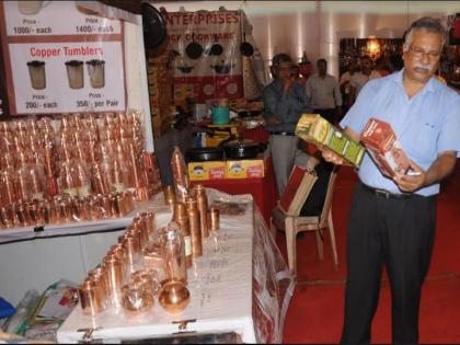 Action on the sale of copper bottles by promoting cancerous products | कॅन्सरवर गुणकारी अशी जाहिरात करुन तांब्याच्या बाटल्या विकणा-यावर कारवाई