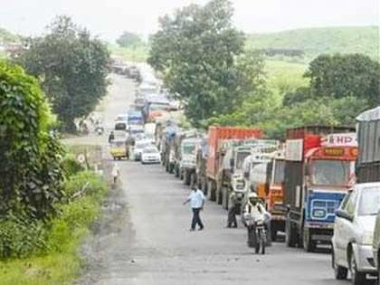 The bridge collapsed near Karnala, Mumbai-Goa highway jam | कर्नाळ्याजवळ पूल खचला, मुंबई-गोवा महामार्ग ठप्प