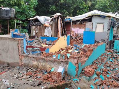 Four houses in Altino were demolished in torrential rains, following a High Court order | आल्तीनो येथील चार घरे भर पावसात पाडण्यात आली, उच्च न्यायालयाच्या आदेशानंतर कारवाई