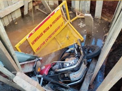 former corporator son died after falling into pit dug for smart city work in panaji goa | स्मार्ट सिटीच्या कामासाठी खोदलेल्या खड्ड्यात पडून माजी नगरसेवकाचा पुत्र ठार