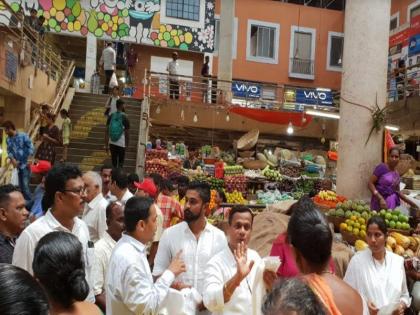 CCP mayor, commissioner campaigning regarding plastic ban in Panjim Market | पणजीत महापौर, नगरसेवकांची ‘गांधीगिरी’ 