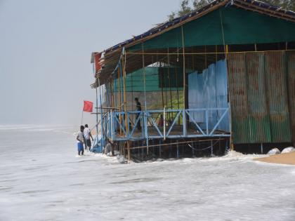 luban storm hits the shacks business in goa | लुबानचा गोव्यातील शॅकवाल्यांना तडाखा