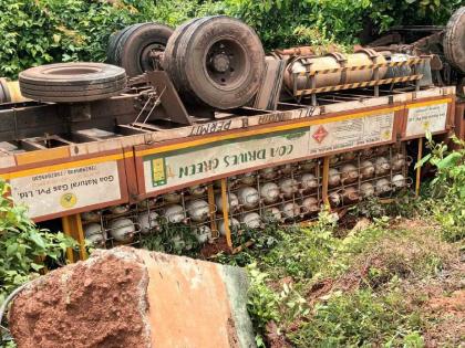 A truck carrying gas cylinders ran aground in Madkai in the middle of the night; | गॅस सिलेंडर वाहू ट्रक मध्यरात्री मडकई येथे कलंडला; सुदैवाने जीवित हानी नाही