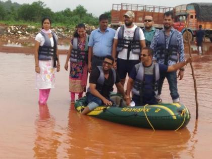 Congress protested by running a boat in a bus station | बस स्थानकावरील डबक्यात बोट चालवून काँग्रेसने केला निषेध