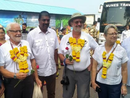 'Welcome to Goa'... by waving and garlanding the tourists | ‘वेलकम टू गोवा’... ओवाळून -फुलांचा हार घालून थाटात पर्यटकांचे केले स्वागत