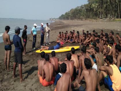 Goan lifeguards train candidates in life saving skills in Mumbai | गोमंतकीय जीवरक्षक मुंबईतील कोळी बांधवाना देणार प्रशिक्षण