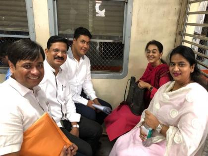 Goregaon corporators travel in the train | मुंबईतील गोरेगावच्या नगरसेवकांचा लोकलने प्रवास !