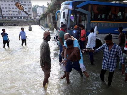 Rescue of 19 passengers stuck in a bus in Godapatra! Ganga Ghat Incident, Performance of Police, Citizens and Life Guards | गोदापात्रात बसमध्ये अडकलेल्या १९ प्रवाशांचे रेस्क्यू! गंगाघाटावरील घटना, पोलीस, नागरिक अन् जीवरक्षक दलाची कामगिरी