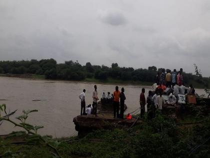 Two school boys lost who went to Godavari river for swimming in Vajapuruna | वैजापुरात गोदावरी पात्रात पोहण्यास गेलेली दोन शाळकरी मुले बुडाली  