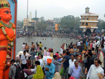  Muhurat Makar Sankranti: Ramkunda of Nashik flown for bath | मुहूर्त मकर संक्रांतीचा : नाशिकच्या रामकुंडावर स्नानासाठी उडाली झुंबड