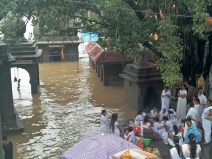 Rush of devotees in Paithan | पैठणमध्ये भक्तांचा मेळा