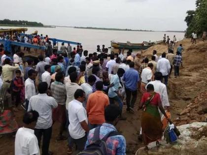 40 passengers carrying boat in Godavari river, 10 missing | गोदावरी नदीत 40 प्रवाशांची बोट पलटली, 10 जण बेपत्ता