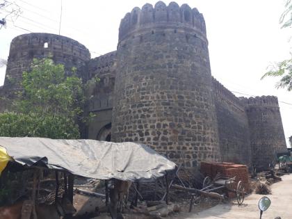 Gondhanapur fort in the grip of encroachment | अतिक्रमणाच्या विळख्यात सापडलेला गोंधनापूरचा किल्ला