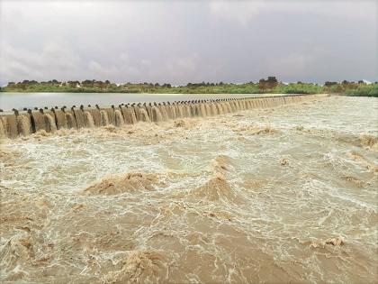 Godawari river left the line; Fear of Mahapura in Vaijapur, Gangapur taluka | गोदेने पात्र सोडले; वैजापूर, गंगापूर तालुक्यात महापुराची भीती