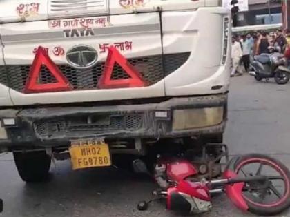 Tragic accident in Mumbai dumper hits bike girl dies | गोरेवागावात शाळकरी मुलीचा डंपरच्या धडकेत मृत्यू; लेकीला मांडीवर घेऊन बसून होता बाप